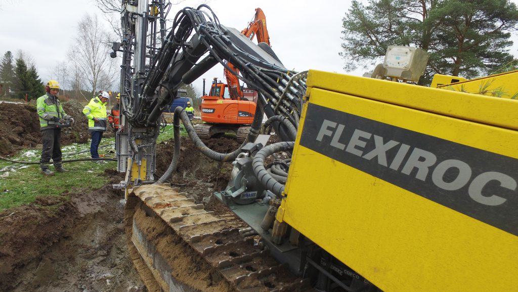 The FlexiROC T30 R Construction Edition in a trenching application