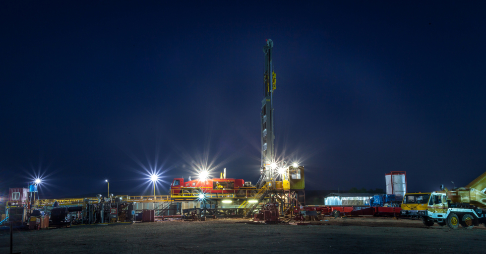 Nightfall at the site: The giant, mobile Predator drilling a gas well more than 2 000 m deep.