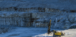 Norwegian drillers in the Akselberg limestone quarry. The team has optimized the production process through precision drilling and blasting to achieve parallel holes.
