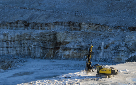 Norwegian drillers in the Akselberg limestone quarry. The team has optimized the production process through precision drilling and blasting to achieve parallel holes.
