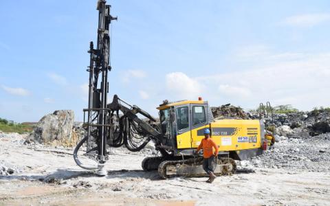 Designed for drilling 64–115 mm holes, this tophammer rig has an extendable boom, a COP 1840 rock drill and Atlas Copco Secoroc’s T45 couplings and 89 mm ballistic button bits.